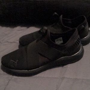 Women’s puma , black , size 8.5 , good condition